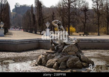 Vienna, Austria - 19.03.2022 fontana sirena per disabili a Schonbrunn in primavera. Foto Stock