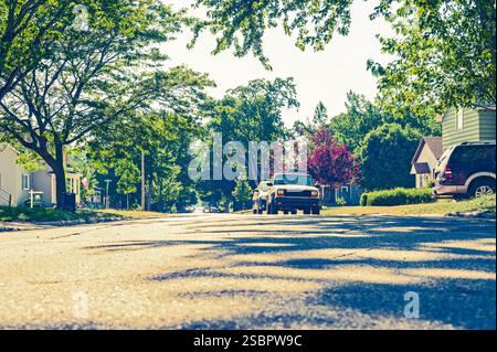 Vista a livello della strada di un quartiere operaio di Ludington, Michigan, Stati Uniti. Foto Stock
