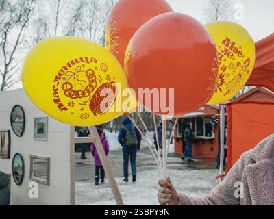 Kolomna, Russia, 17 marzo 2024. Maslenitsa. Le persone con palloncini con l'iscrizione Maslenitsa camminano a una fiera in un giorno di festa. Le vacanze della gente. T Foto Stock