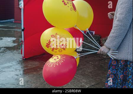 Kolomna, Russia, 17 marzo 2024. Maslenitsa. Le persone con palloncini con l'iscrizione Maslenitsa camminano a una fiera in un giorno di festa. Le vacanze della gente. T Foto Stock
