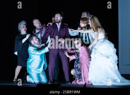 Londra, Regno Unito. 3 febbraio 2025. Mozart "THE MARRIAGE OF FIGARO" English National Opera (ENO), London Coliseum, Regno Unito. Il primo revival della produzione aggiornata del 2020 di Joe Hill-Gibbins, che durò solo una performance prima di Covid Lockdown, apre il 5 febbraio 2025 con David Ireland (Figaro), Cody Quattlebaum (Count Almaviva) & Mary Bevan (Susanna), credito: Donald Cooper/Alamy Live News Foto Stock