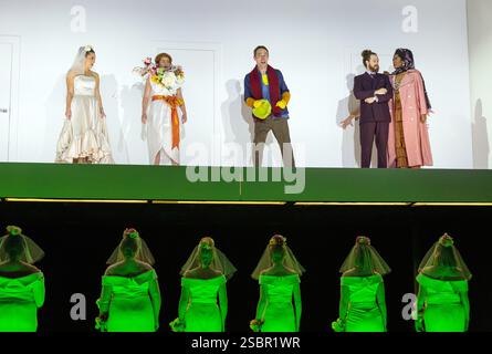 Londra, Regno Unito. 3 febbraio 2025. Mozart "THE MARRIAGE OF FIGARO" English National Opera (ENO), London Coliseum, Regno Unito. Il primo revival della produzione aggiornata del 2020 di Joe Hill-Gibbins, che durò solo una performance prima di Covid Lockdown, apre il 5 febbraio 2025 con Mary Bevan (Susanna), Hanna Hipp (Cherubino), Trevor Eliot Bowes (Antonio), Cody Quattlebaum (Conte Almaviva) e Nardus Williams (Contessa Almaviva), credito: Donald Cooper/Alamy Live News Foto Stock