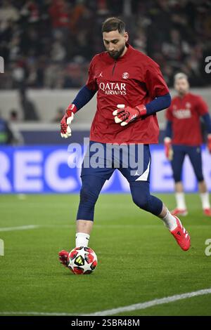 Portiere Gianuigi Donnarumma FC Paris Saint-Germain PSG (01) azione sul pallone, riscaldamento, allenamento, Champions League, MHPArena, MHP Arena Stuttgart, Foto Stock