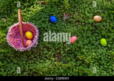Le uova di Pasqua dai colori vivaci riposano in un giardino lussureggiante, mostrando la gioia di una caccia all'uovo di Pasqua. La scena cattura l'essenza di sp Foto Stock