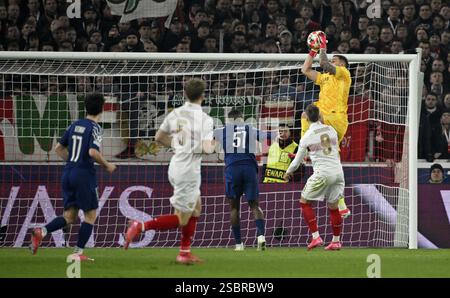 Scena area rigore, scena area goal portiere Gianuigi Donnarumma FC Paris Saint-Germain PSG (01) azione contro Ermedin Demirovic VfB Stoccarda (09) Foto Stock