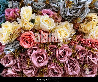 Splendidi fiori di rosa in molti colori, dal rosso, al marrone, al viola, al rosa, al colore blu. Serie di bouquet di fiori di rosa, con margherite Foto Stock