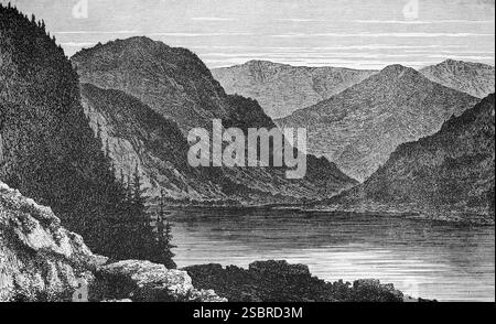 Titisee nel mezzo di un paesaggio montano nel Parco naturale della Foresta Nera, Baden-Wuerttemberg, vegetazione di abeti, rocce, viaggio, Germania, histor Foto Stock