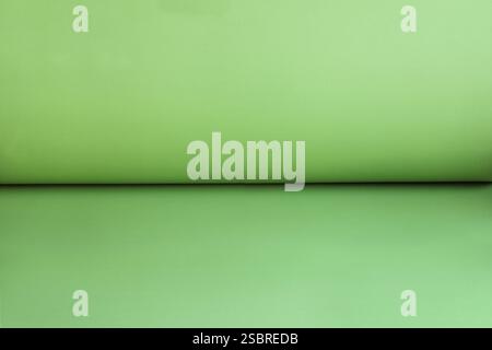 Splendido sfondo verde con due poster Uniti, perfetto per il giorno di San Patrizio o lo sfondo primaverile. Spazio libero per il testo. Foto Stock