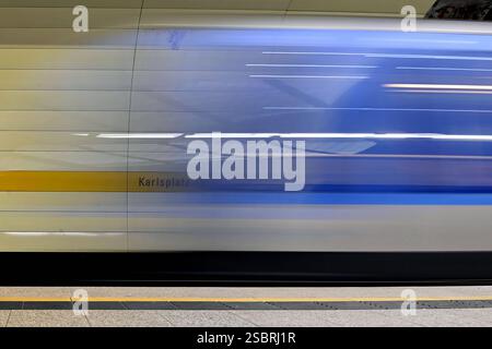 Einfahrende U-Bahn der Linie U5 an der Haltestelle Stachus / Karlsplatz a Monaco. Bahn, Zug. Pendler, Oeffentlicher Personennahverkehr OEPNV.Bahnsteig. **** Arrivo del treno della linea U5 alla fermata Stachus Karlsplatz a Monaco di Baviera Bahn, pendolare ferroviario, trasporto pubblico piattaforma OEPNV Foto Stock