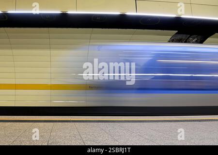 Einfahrende U-Bahn der Linie U5 an der Haltestelle Stachus / Karlsplatz a Monaco. Bahn, Zug. Pendler, Oeffentlicher Personennahverkehr OEPNV.Bahnsteig. **** Arrivo del treno della linea U5 alla fermata Stachus Karlsplatz a Monaco di Baviera Bahn, pendolare ferroviario, trasporto pubblico piattaforma OEPNV Foto Stock