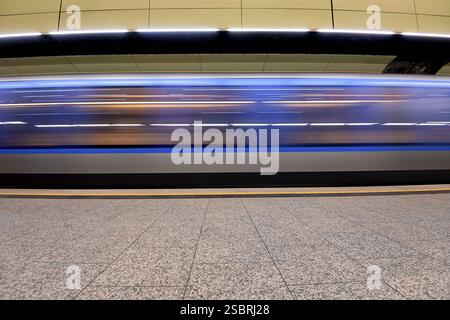 Einfahrende U-Bahn der Linie U5 an der Haltestelle Stachus / Karlsplatz a Monaco. Bahn, Zug. Pendler, Oeffentlicher Personennahverkehr OEPNV.Bahnsteig. **** Arrivo del treno della linea U5 alla fermata Stachus Karlsplatz a Monaco di Baviera Bahn, pendolare ferroviario, trasporto pubblico piattaforma OEPNV Foto Stock