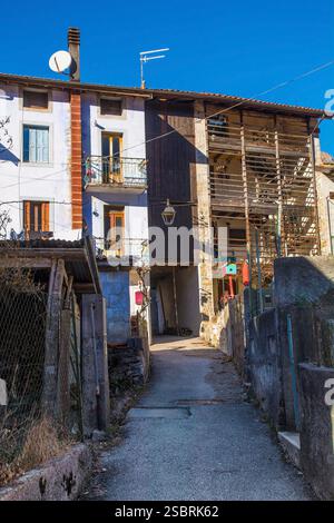 Tradizionali case di montagna in pietra nello storico villaggio di Andreis a Pordenone, Friuli-Venezia Giulia, N.E.Italia. Sulla destra - balconi Dalitz Foto Stock