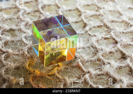 Cubo di vetro ottico dispersione della luce, spettro. Rifrazione dei raggi in ottica fisica Foto Stock