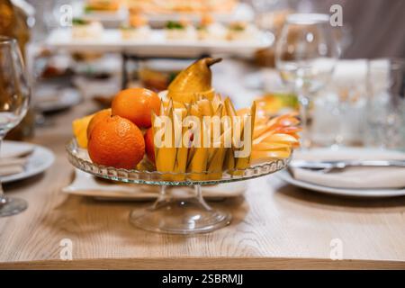 Squisito vassoio di frutta con frutta fresca di stagione su un tavolo da pranzo in legno. Foto Stock