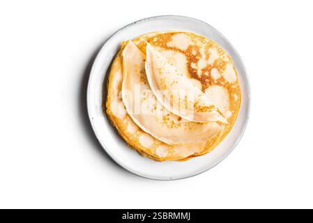 Crepes frittelle fatte in casa isolate su sfondo bianco, vista dall'alto, elemento di design. Crepe Suzette francese sul piatto. Blini tradizionali russi per Maslenit Foto Stock