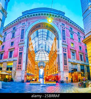 MILANO, ITALIA - 11 APRILE 2022: Vista panoramica sul portale d'ingresso laterale della Galleria Vittorio Emanuele II, il 11 aprile a Milano Foto Stock