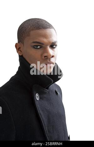 Uomo africano con occhi affumicati, forte espressione e cappotto nero, isolato, New York, USA, Nord America Foto Stock