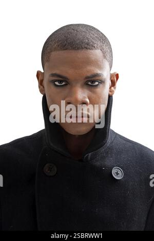 Uomo africano con occhi affumicati, forte espressione e cappotto nero, isolato, New York, USA, Nord America Foto Stock