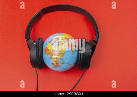 Auricolare a globo isolato sul rosso Foto Stock
