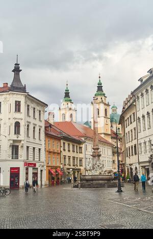 Slovenia, Lubiana - 23 settembre 2022: Scopri l'affascinante piazza storica con le iconiche torri situate in Slovenia Foto Stock