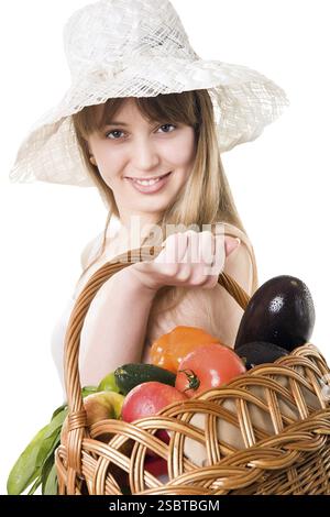 Ragazza che tiene un cestino di deliziose verdure fresche Foto Stock
