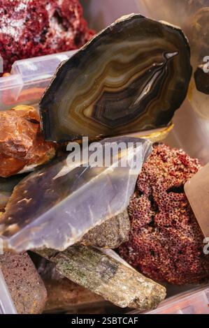 Set di gemme minerali naturali di vario colore Foto Stock