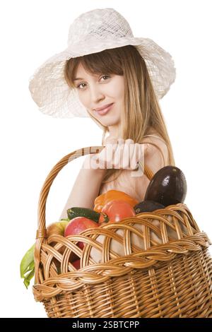 Ragazza che tiene un cestino di deliziose verdure fresche Foto Stock