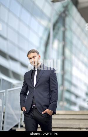 Bellissimo giovane uomo d'affari che posa ritratti all'aperto Foto Stock