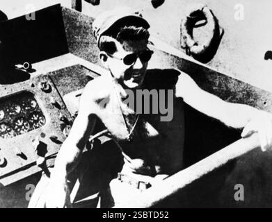 Anni '40 Archivio storico Olycom/Lapresse John Fitzgerald Kennedy, chiamato anche JFK o con il diminutivo Jack (Brookline, 29 maggio 1917 – Dallas, 22 novembre 1963), è stato un politico statunitense, 35° presidente degli Stati Uniti d'America dal 1961 al 1963. NATO nella influente famiglia Kennedy, cattolica di origine irlandese, si laureò all'Università Harvard nel 1937. Allo scoppio della seconda guerra mondiale si arruolò, comportandosi valorosamente nel Pacifico e venendo insignito della Marina militare e Marine Corps Medal. Finito il conflitto aderì al Partito democratico, si candidò nel 1946 tutti Foto Stock