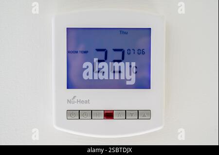 Termostato ambiente Nu-Heat con visualizzazione della temperatura in gradi Celsius collegato al riscaldamento centralizzato a pavimento. Regno Unito. Foto Stock