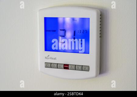 Termostato ambiente Nu-Heat con visualizzazione della temperatura in gradi Celsius collegato al riscaldamento centralizzato a pavimento. Regno Unito. Foto Stock