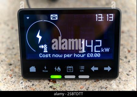 Primo piano del contatore intelligente domestico che mostra la quantità di elettricità che viene esportata nuovamente nella rete dai pannelli solari installati. Regno Unito. Foto Stock