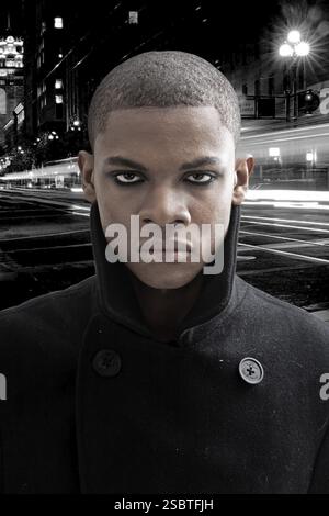 Uomo africano con occhi affumicati e cappotto nero di notte su una strada con auto in movimento, bianco e nero, New York, USA, Nord America Foto Stock