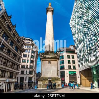 Splendida vista del famoso Monumento al grande incendio di Londra, una colonna dorica scanalata a Londra, Inghilterra, vista da Monument Square. E' stato costruito per comunicare Foto Stock
