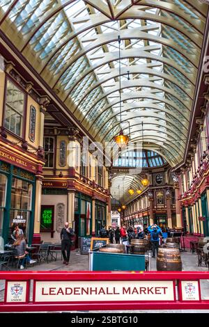 Ottima vista dell'entrata est del famoso mercato di Leadenhall, un mercato coperto a Londra, Inghilterra. E' uno dei mercati piu' vecchi di Londra... Foto Stock