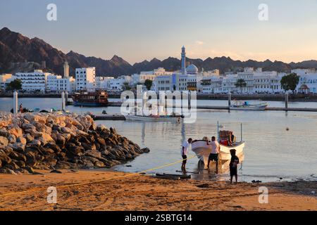 MUTTRAH, MASCATE, OMAN - 27 DICEMBRE 2024: La Corniche di Muttrah vista dal porto ittico (accanto al mercato del pesce) Foto Stock