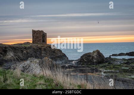 Tramonto sulla Lady's Tower a Ruby Bay, Elie, sulla costa scozzese del Fife Foto Stock