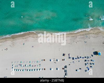 Vacanze estive in paradiso. Vacanze al mare in estate. Relax al mare sotto l'ombrellone. Viaggia verso il mare. Vista dall'alto della spiaggia di sabbia con crysta Foto Stock