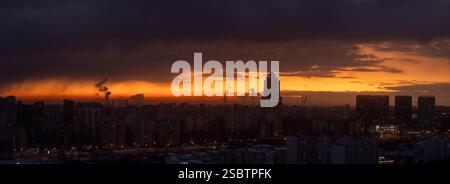 Mosca, Russia, 4 febbraio 2025: Panorama di una grande città dall'alto al tramonto. Vista aerea degli edifici residenziali a più piani. Foto di alta qualità Foto Stock