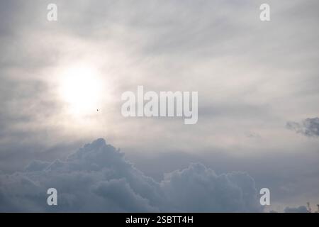 Nuvole di pioggia in contrasto con il sole alla fine della giornata. Foto Stock