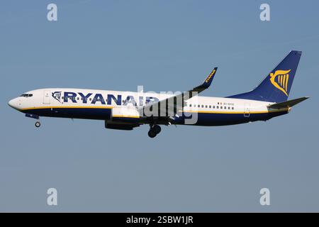 Boeing 737-800 irlandese Ryanair con registrazione EI-DYO in finale per l'aeroporto di Francoforte-Hahn Foto Stock