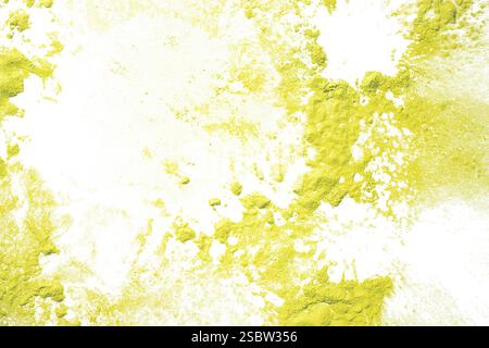 Dettaglio di una polvere di farina Holi gialla fine granuli polvere polline polline su sfondo bianco esposto taglio Foto Stock