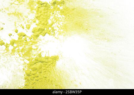 Dettaglio di una polvere di farina Holi gialla fine granuli polvere polline polline su sfondo bianco esposto taglio Foto Stock