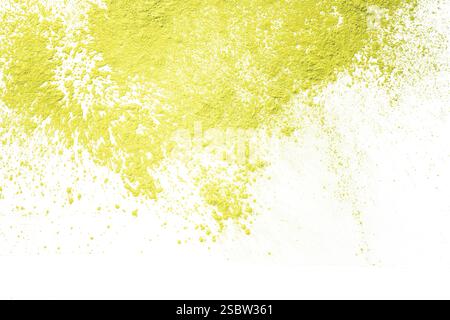 Dettaglio di una polvere di farina Holi gialla fine granuli polvere polline polline su sfondo bianco esposto taglio Foto Stock