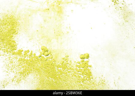 Dettaglio di una polvere di farina Holi gialla fine granuli polvere polline polline su sfondo bianco esposto taglio Foto Stock