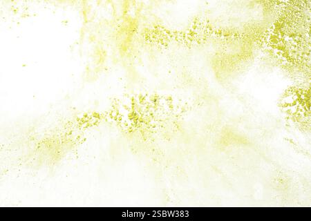 Dettaglio di una polvere di farina Holi gialla fine granuli polvere polline polline su sfondo bianco esposto taglio Foto Stock