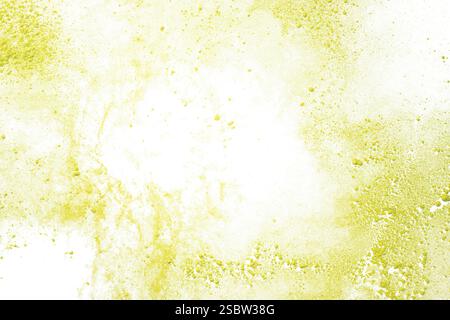 Dettaglio di una polvere di farina Holi gialla fine granuli polvere polline polline su sfondo bianco esposto taglio Foto Stock