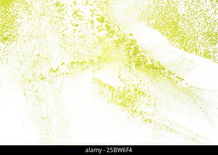 Dettaglio di una polvere di farina Holi gialla fine granuli polvere polline polline su sfondo bianco esposto taglio Foto Stock