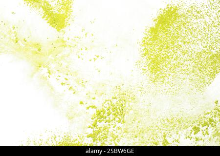 Dettaglio di una polvere di farina Holi gialla fine granuli polvere polline polline su sfondo bianco esposto taglio Foto Stock