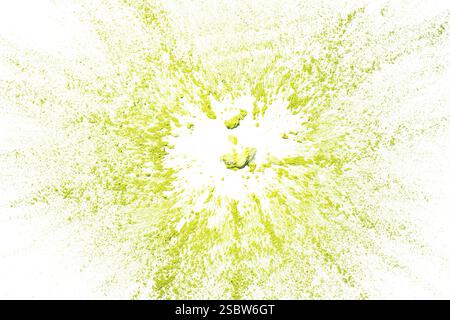 Dettaglio di una polvere di farina Holi gialla fine granuli polvere polline polline su sfondo bianco esposto taglio Foto Stock